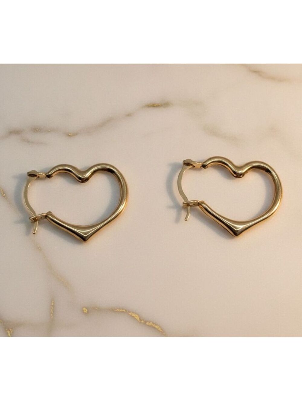 10k Gold Heart Hoop Earring, 0.37g